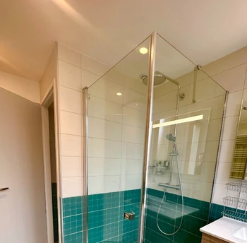 Salle d'eau avec douche italienne - Banda - Château Viéndal