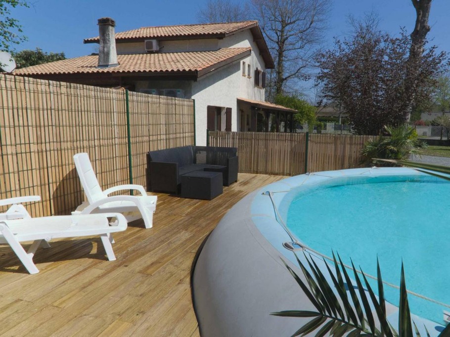 View of the swimming pool at the 3-star Primevères villa, Gironde