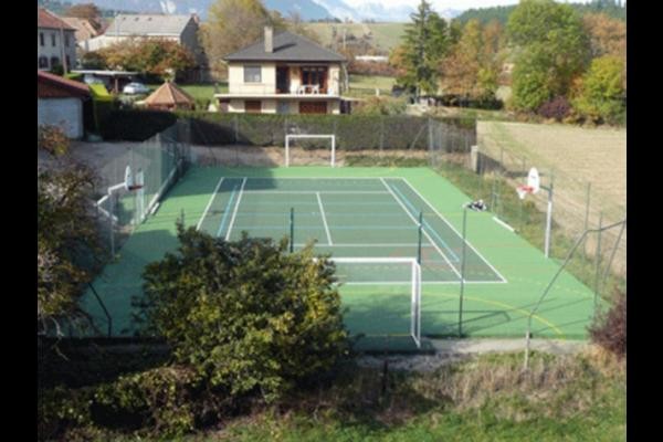 Terrain multi-sports communal voisin