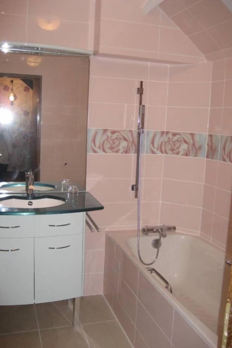 Salle de bain à l'étage. WC séparé