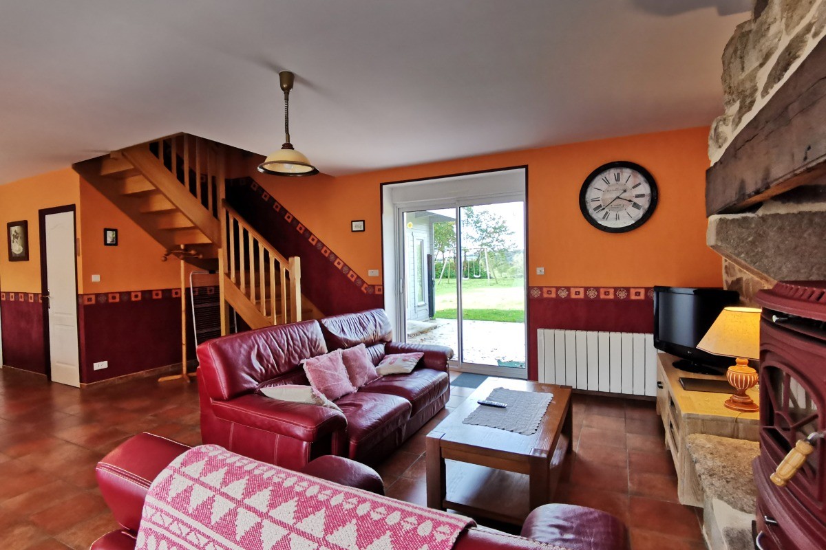 Salon avec accès terrasse jardin et spa