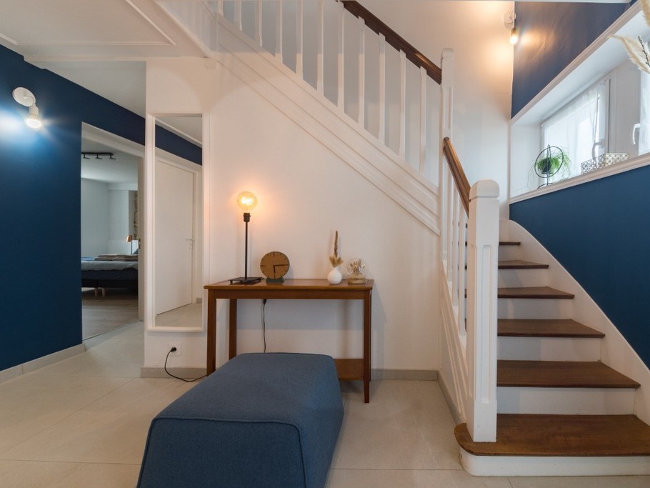 hall d'entrée avec accès aux 2 chambres du RDC et l'étage