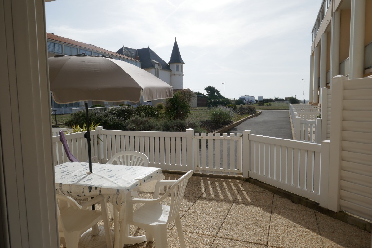 vue de la terrasse sur le parc de la résidence