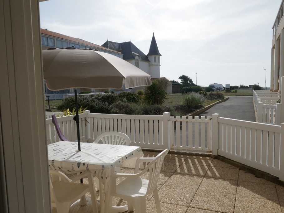vue de la terrasse sur le parc de la résidence