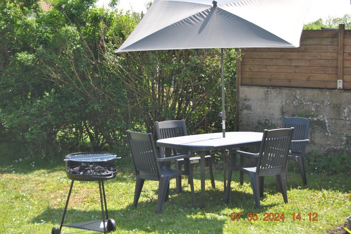 Jardin et son mobilier  avec un barbecue prêt à l'emploi pour une délicieuse grillade.