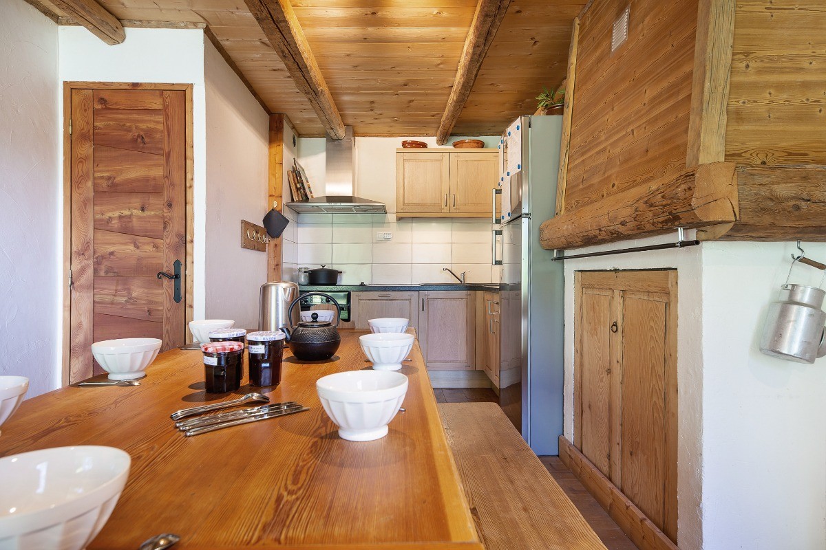 La cuisine, bien équipée et une grande table familiale