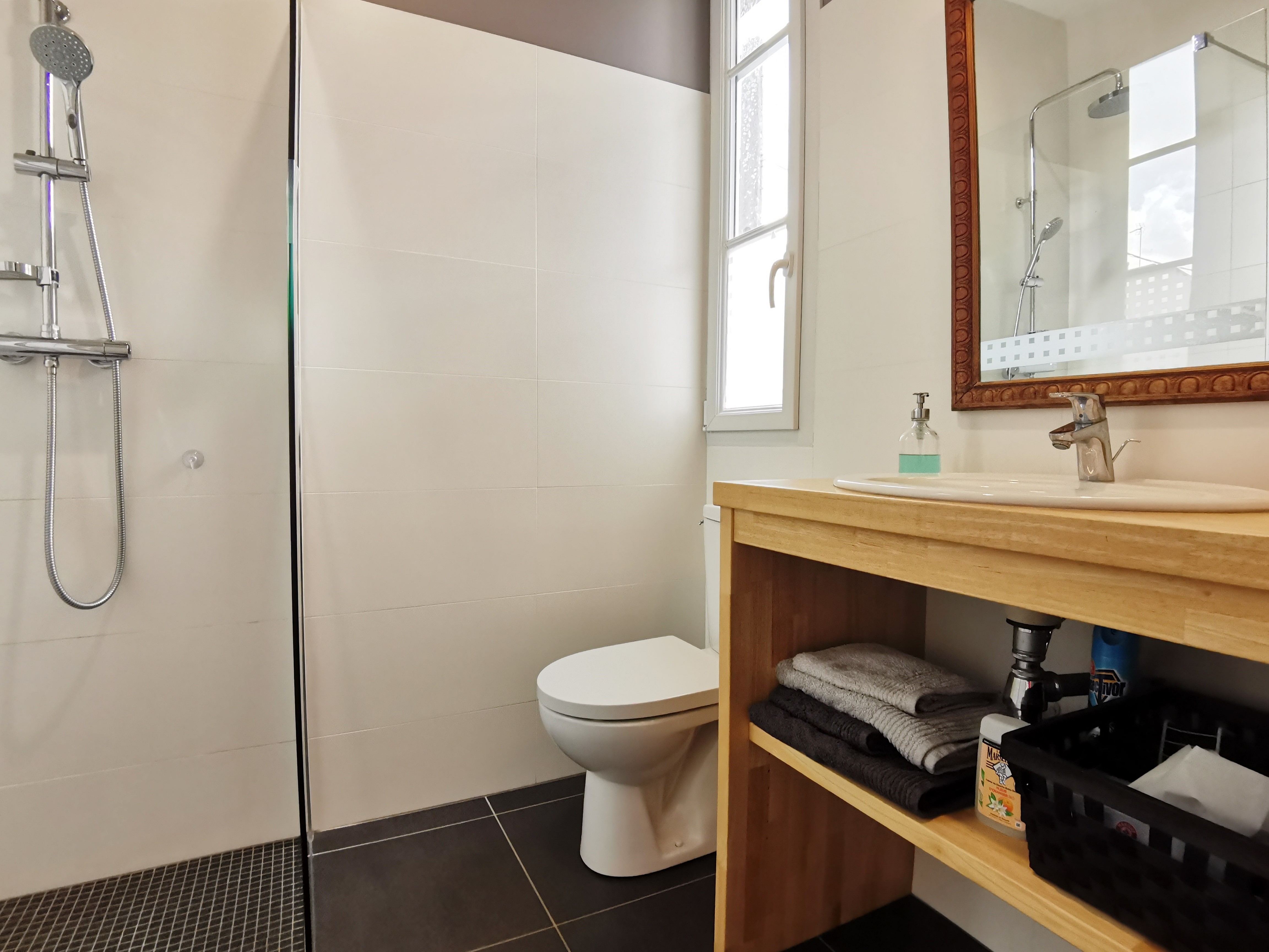 En-suite shower room with WC communicating with the bedroom