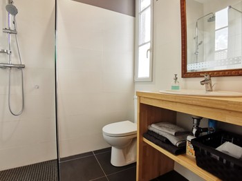 En-suite shower room with WC communicating with the bedroom