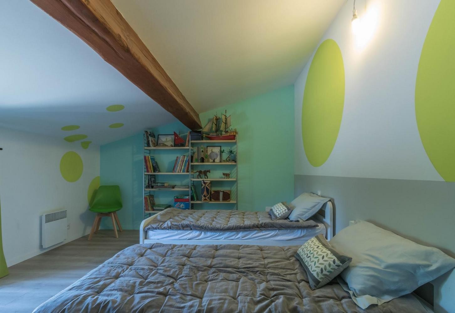 4th bedroom upstairs with 2 single beds (90cm)