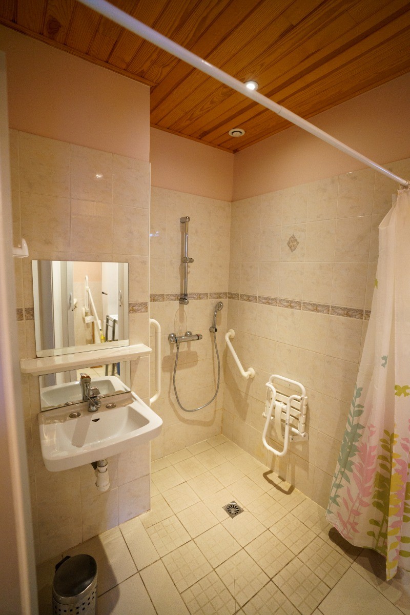 Chambre 1 pour 2 personnes au RDC - 1 lit 180x200 cm ou 2 lits 90x200 cm - Coin bureau et coin détente. Avec salle d'eau et WC privatifs de plain-pied et équipés pour recevoir des PMR.