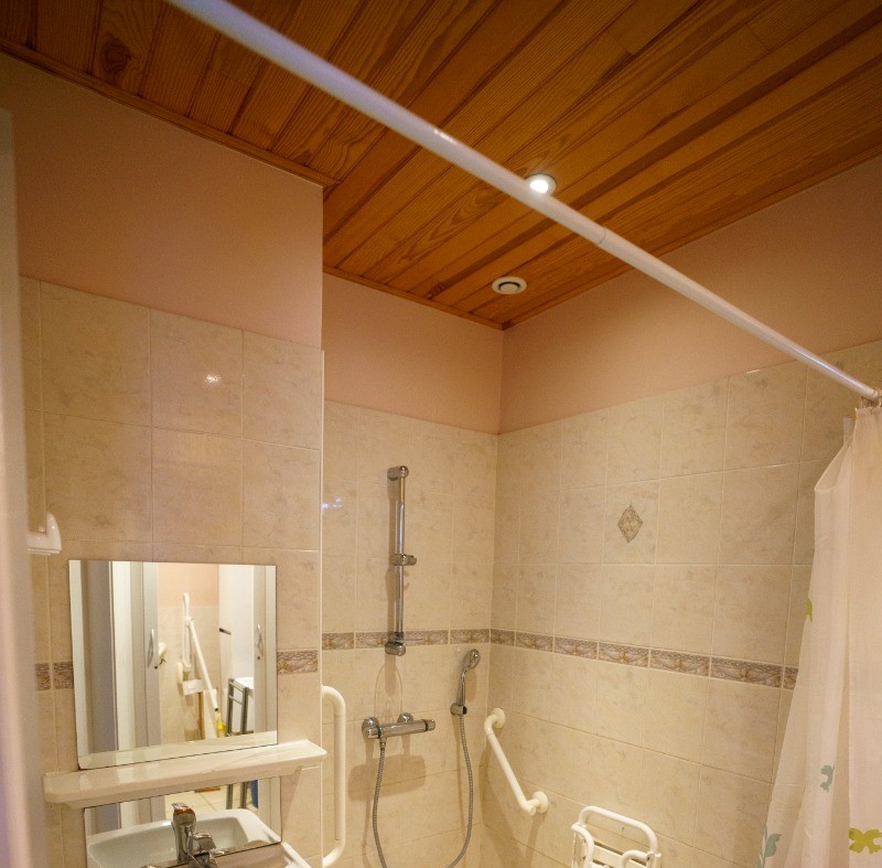 Chambre 1 pour 2 personnes au RDC - 1 lit 180x200 cm ou 2 lits 90x200 cm - Coin bureau et coin détente. Avec salle d'eau et WC privatifs de plain-pied et équipés pour recevoir des PMR.