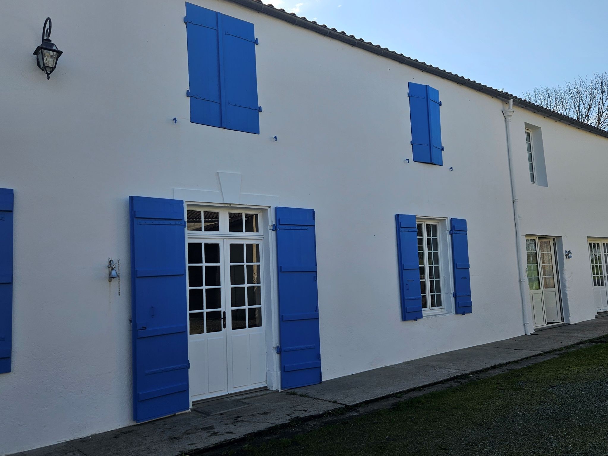 La facade de la longère Les 3 Phares à Chagnolet près de La Rochelle