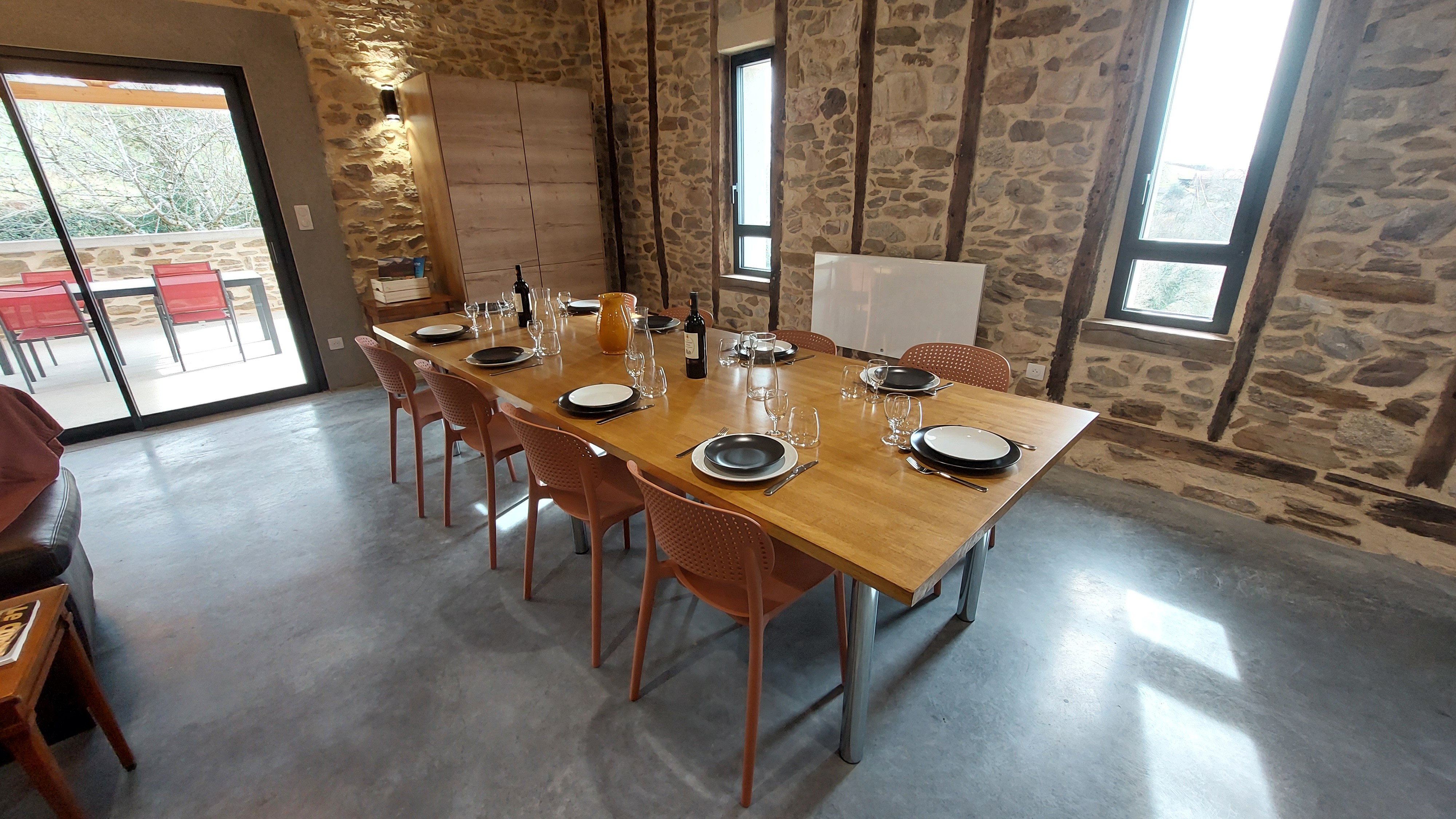 Table à manger spacieuse, idéale pour des repas conviviaux en famille ou entre amis