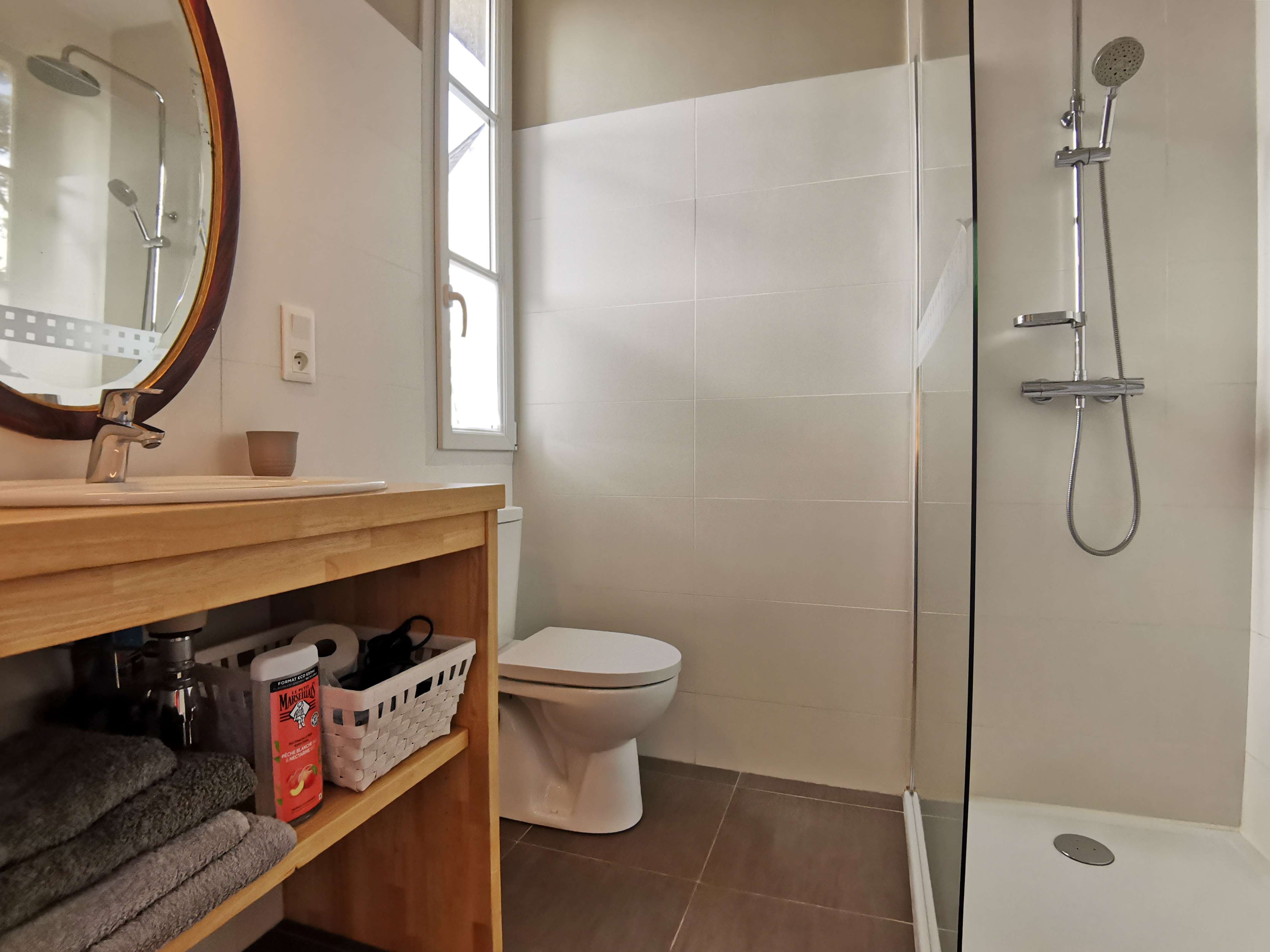 Private bathroom communicating with the bedroom