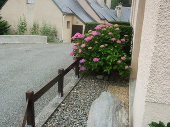 façade fleurie et banc pour se poser