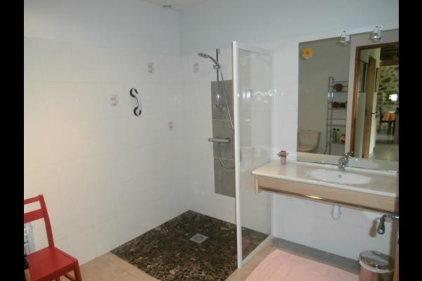 salle d'eau normes pmr rez de chaussée  gîte de Trézagou St Céré LOT 46400