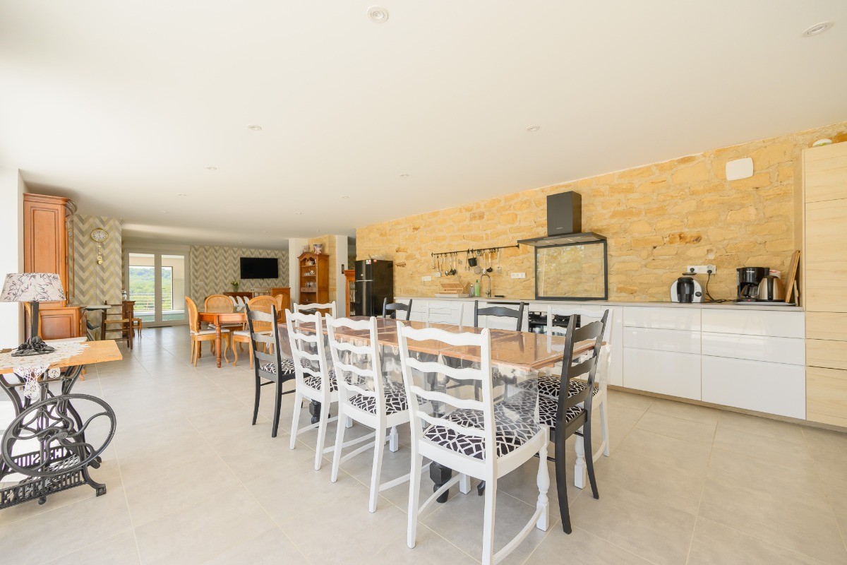 Salle à manger avec vue sur la cuisine