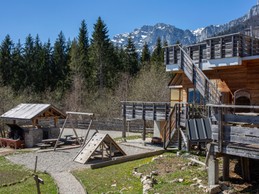 Evasion au Naturel - Balcon de Marcieu - vue sur la terrasse - les aires de jeux et la cuisine d'été -  col de Marcieu en Chartreuse