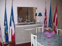 un salle à manger avec un mur en pierre et une décoration mémoire , TV wifi + meubles de rangement pour la vaisselles