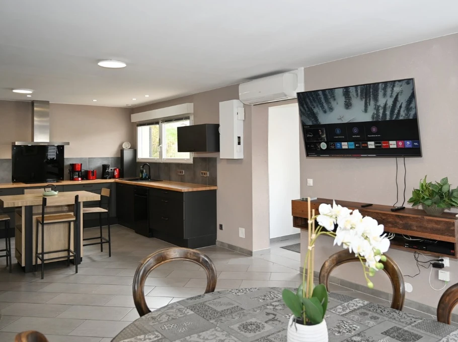 Coin cuisine et séjour - Maison moderne et confortable ©JLouis Mallaisé