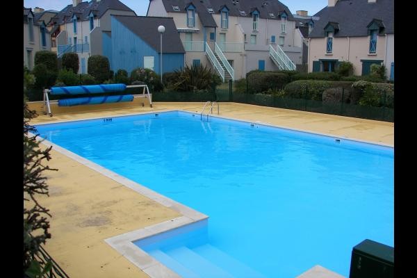 La piscine ouverte en période estivale