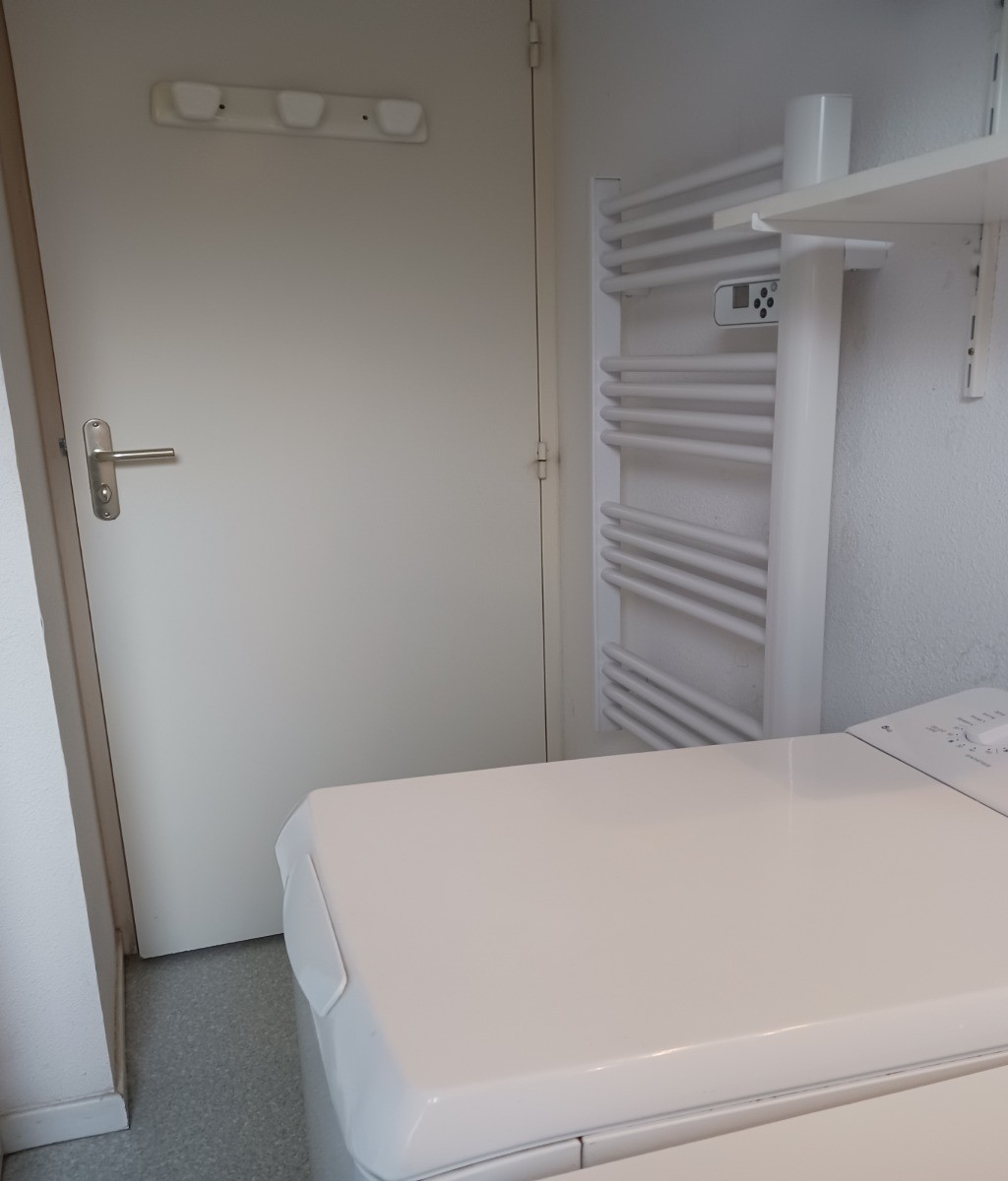 Machine à laver et sèche serviettes dans la salle de bain