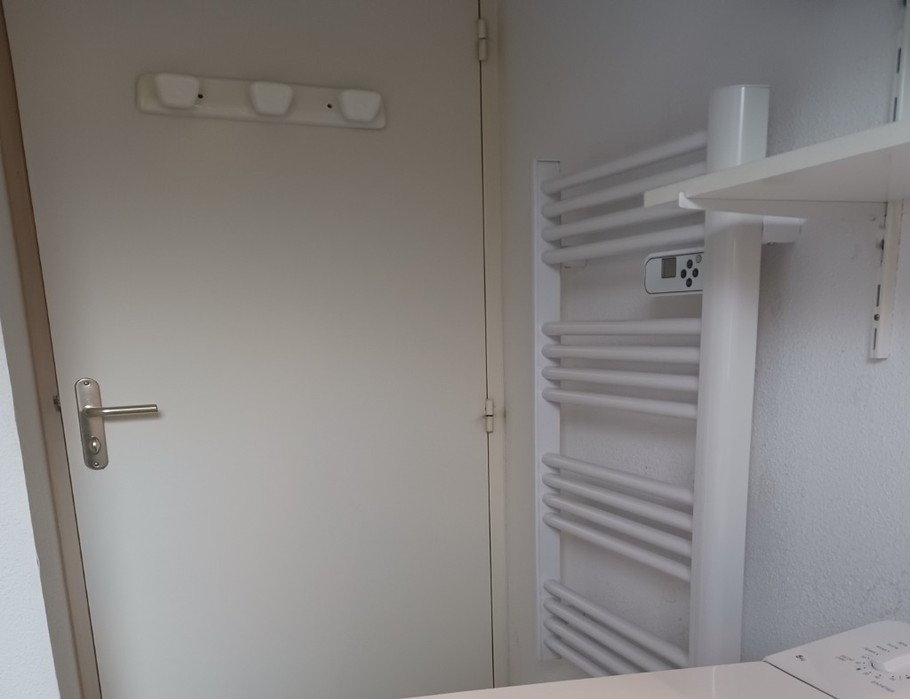 Machine à laver et sèche serviettes dans la salle de bain