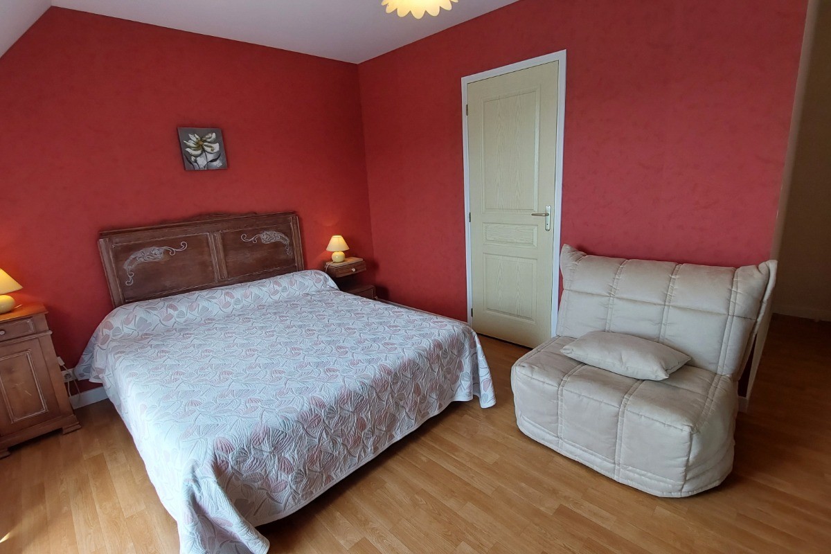 Chambre Framboise 3 personnes 1 lit 60*200 et canapé convertible 90*190