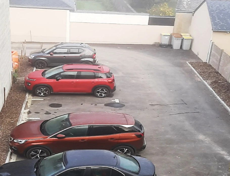 Stationnement privatif à votre disposition au pied de la bâtisse.