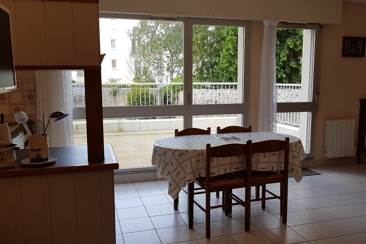 L'espace repas et l'accès direct sur la terrasse - Appartement "Le Beaulieu"
