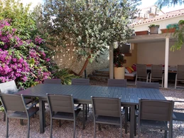 notre jardin et tables de petit déjeuenr