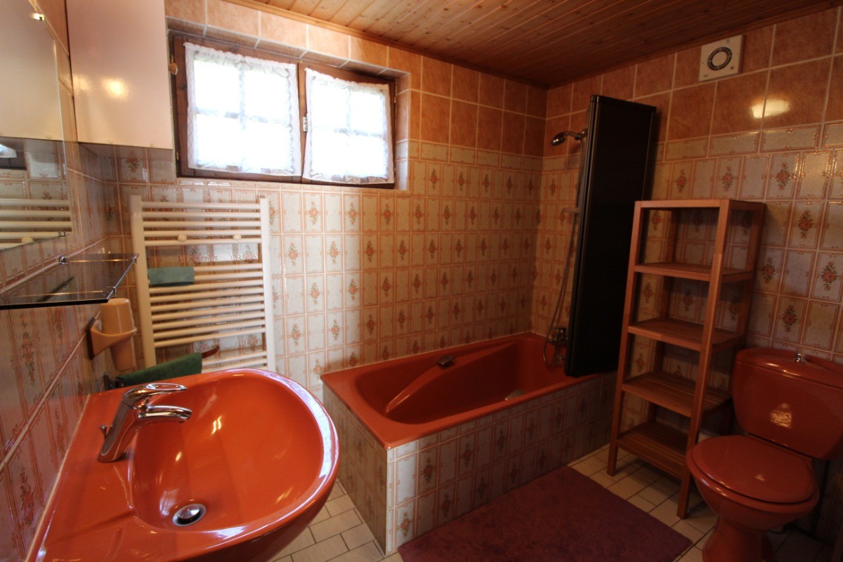 Salle de bain avec wc au RDC - Chalet Stuga