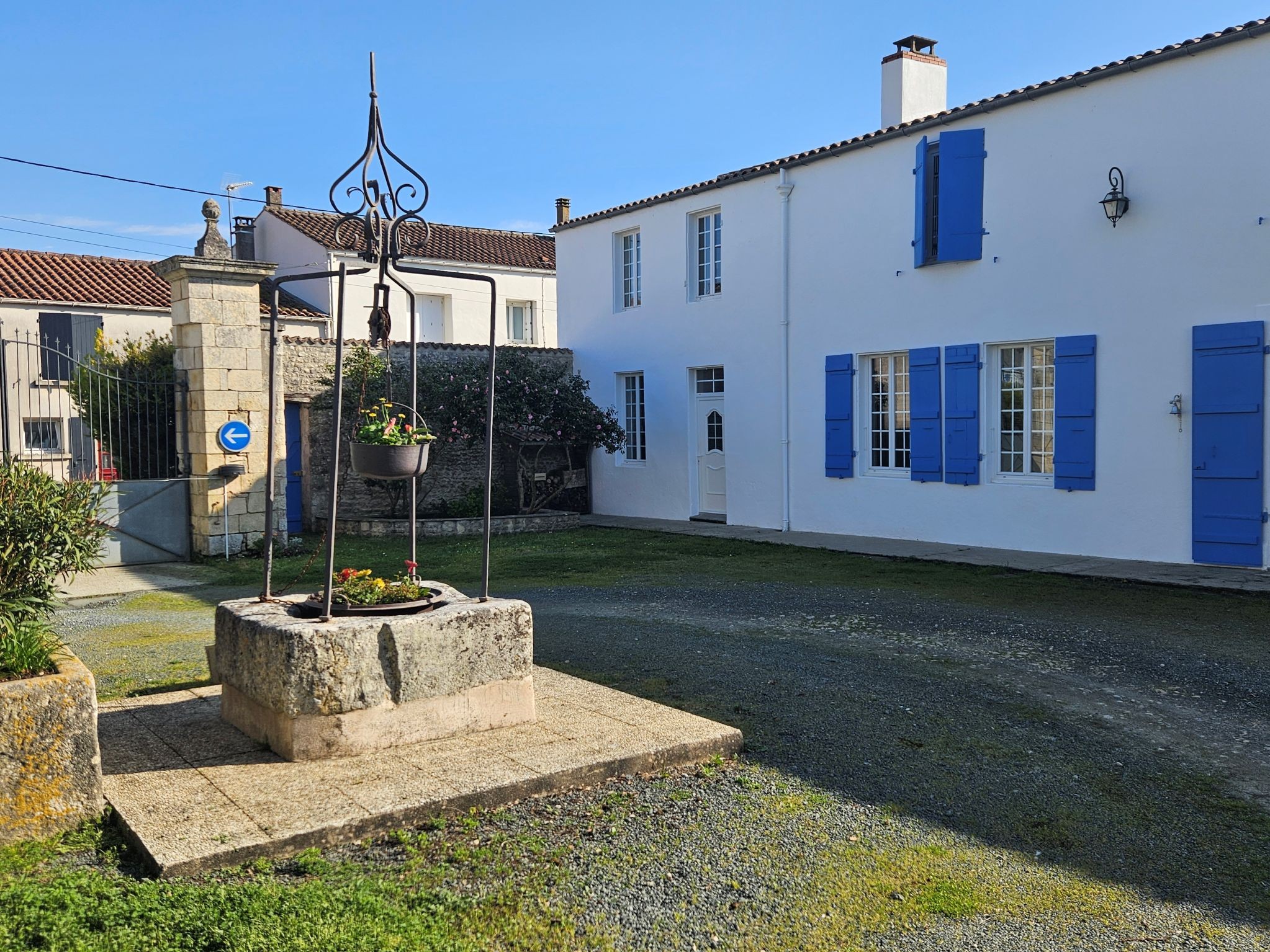 La cour de l'entrée de la propriété Aux 3 Phares, près de La Rochelle en Charente maritime