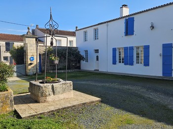 La cour de l'entrée de la propriété Aux 3 Phares, près de La Rochelle en Charente maritime