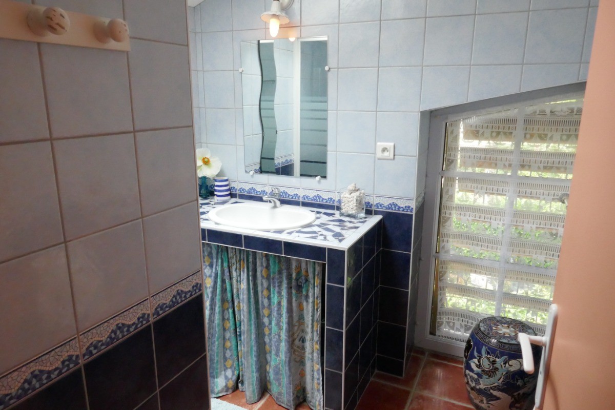 Salle d'eau attenante à la chambre 3 à l'étage