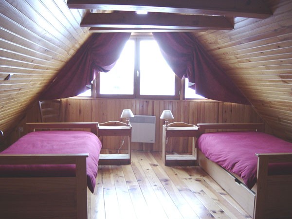 La chambre à l'étage, avec 2 lits + 2 lits tiroirs