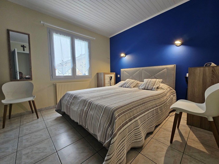 Chambre avec lit King size de 2x80, matelas neufs et confortables