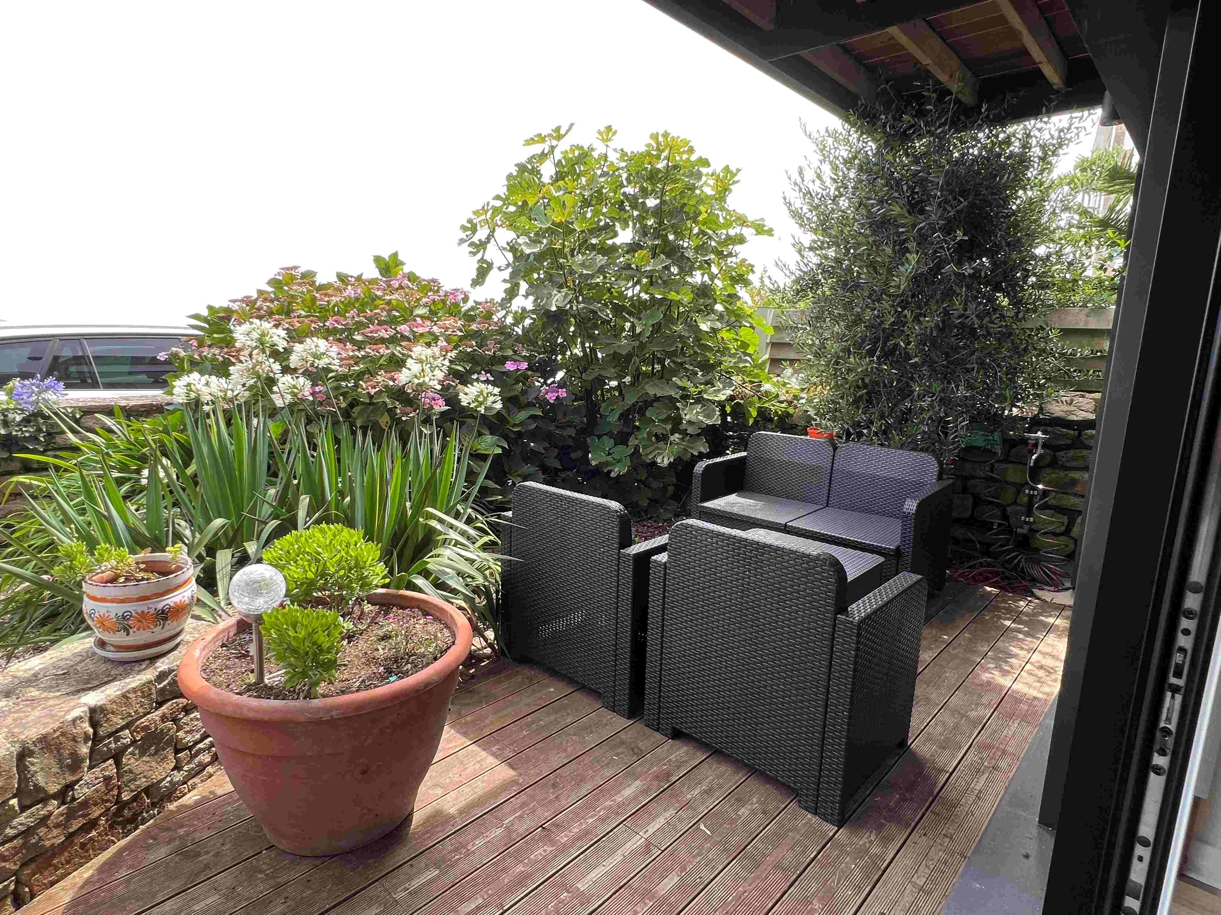 Terrasse attenante à l'appartement au RDC Ile TUdy