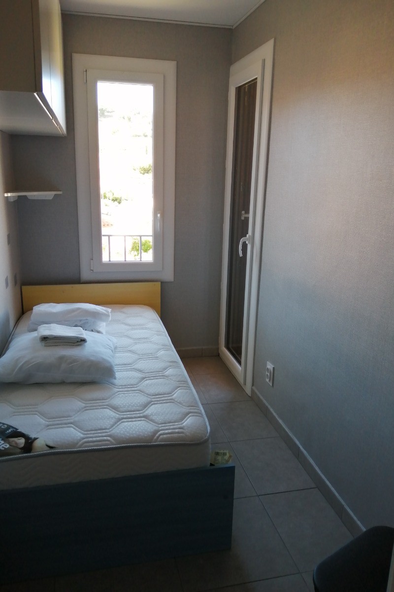 deuxième chambre avec rangements et accès terrase