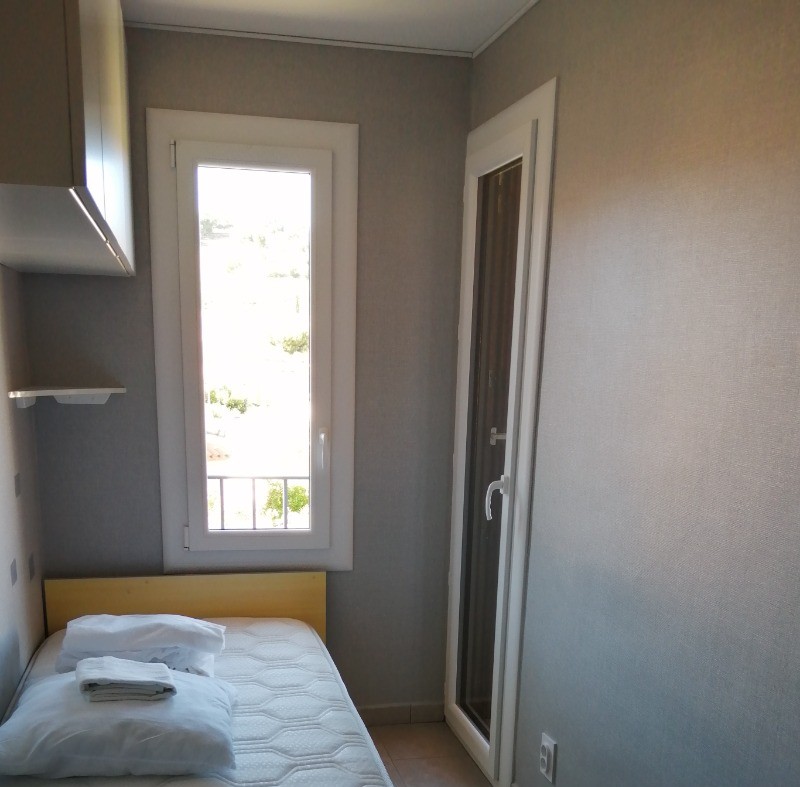 deuxième chambre avec rangements et accès terrase