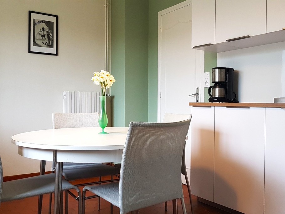 Cuisine lumineuse et entièrement refaite à neuf, avec vue sur l'agréable jardin.