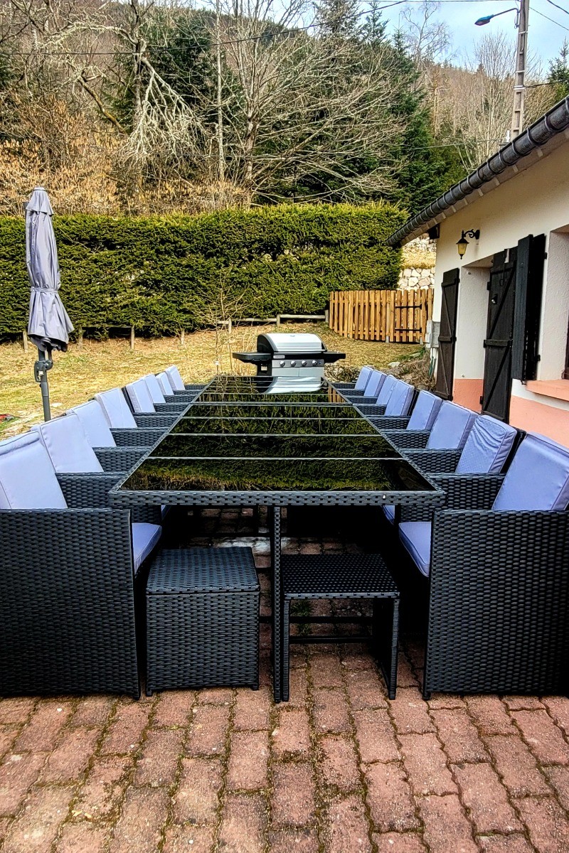 Salon de jardin XXL et terrasse clôturée avec BBQ Gite PRIVATIF La Vosgienne SPA&SAUNA proche Gérardmer