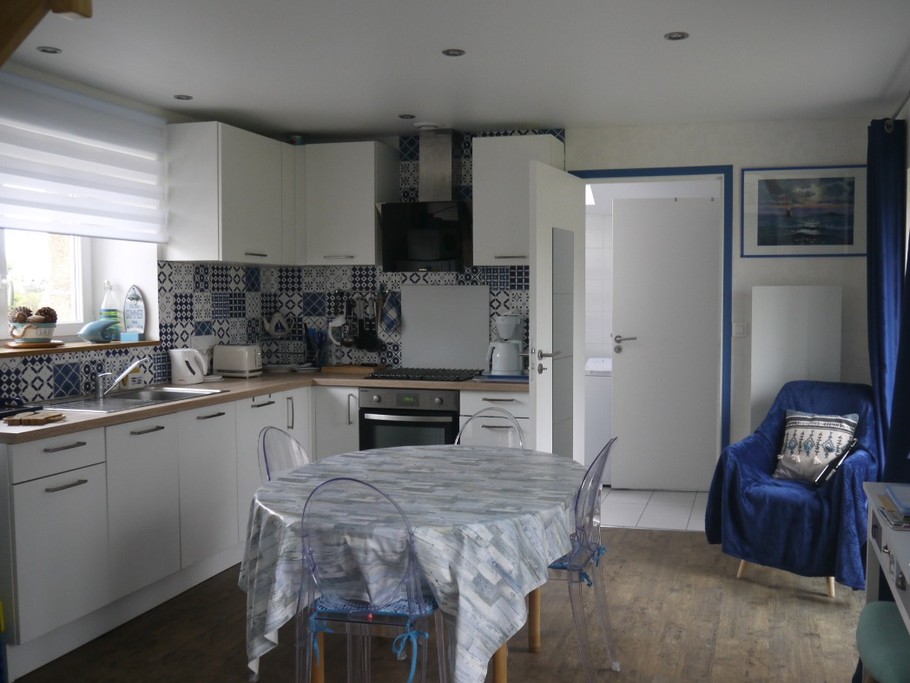 cuisine dans pièce à vivre, porte donnant sur la salle de bain