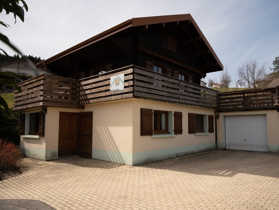 Grande cour et son garage - Chalet les Ecureuils