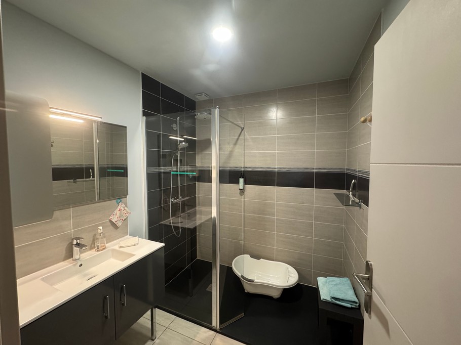 La salle d'eau avec bébé