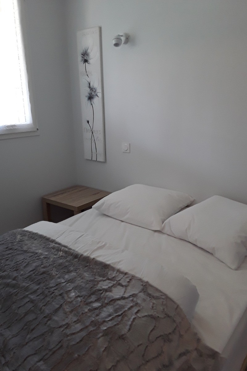 Chambre 1 avec un lit en 140