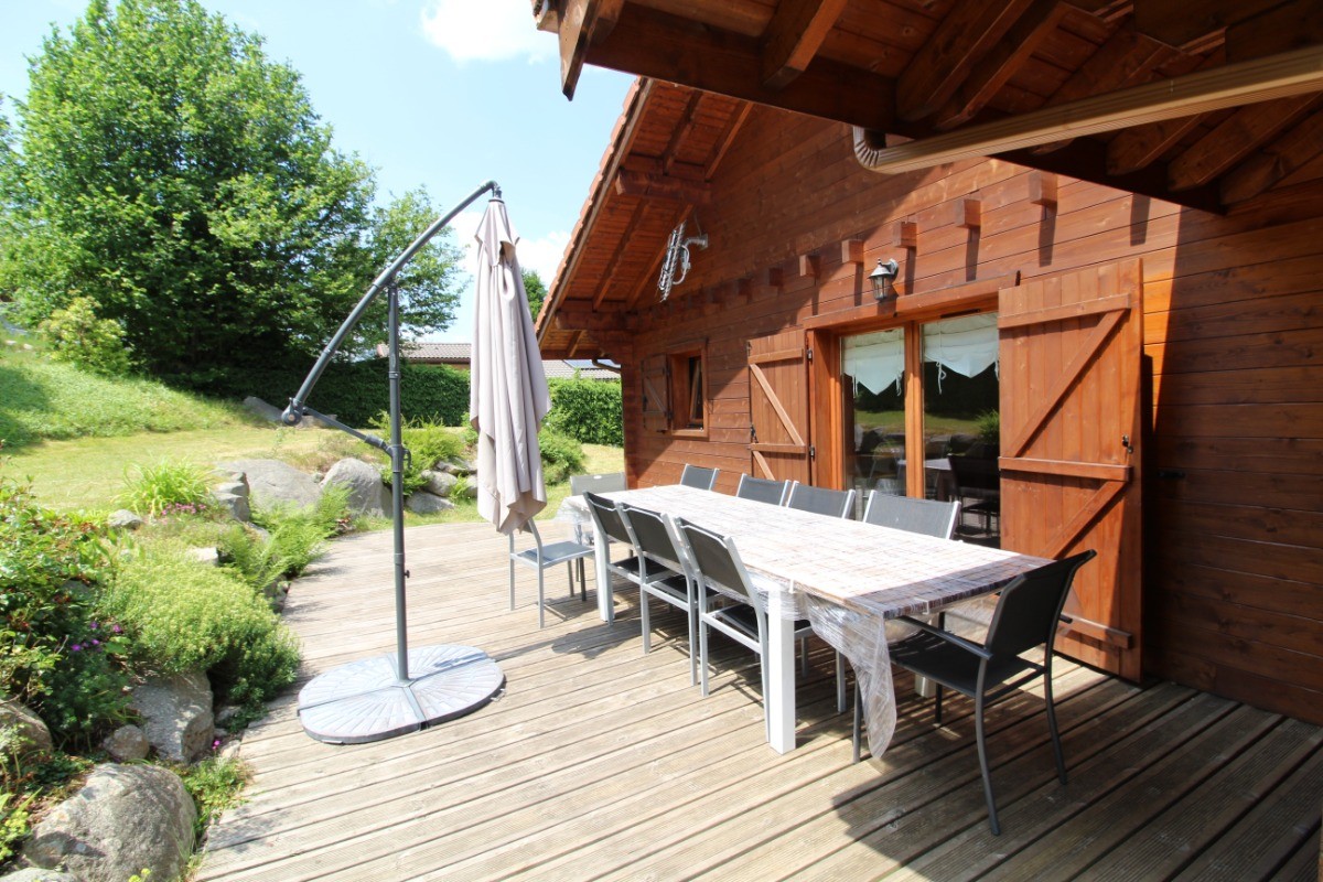 Terrasse avec salon de jardin et barbecue - Chalet 4 saisons