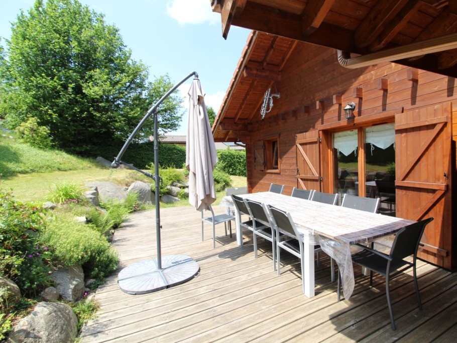 Terrasse avec salon de jardin et barbecue - Chalet 4 saisons