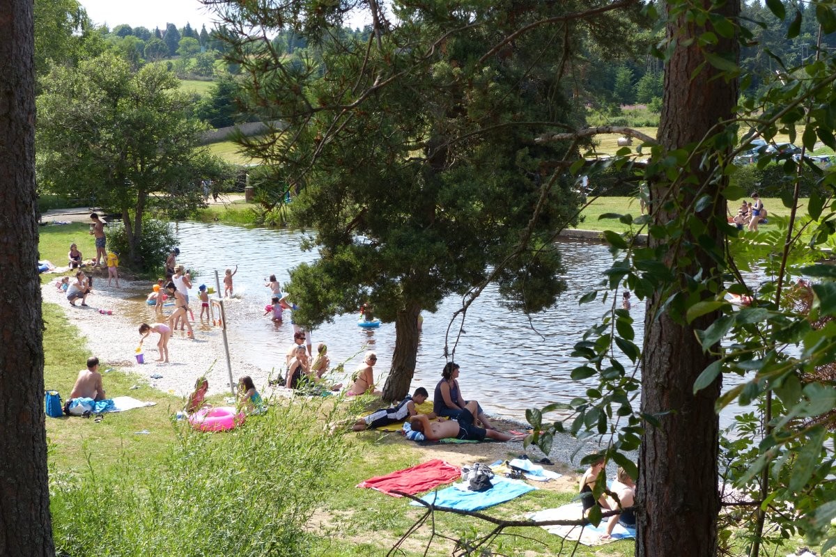 Baignade au plan d'eau à Usson en Forez à 13 kms