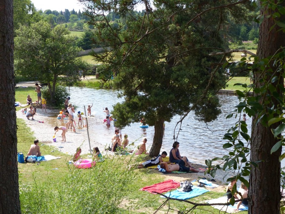 Baignade au plan d'eau à Usson en Forez à 13 kms